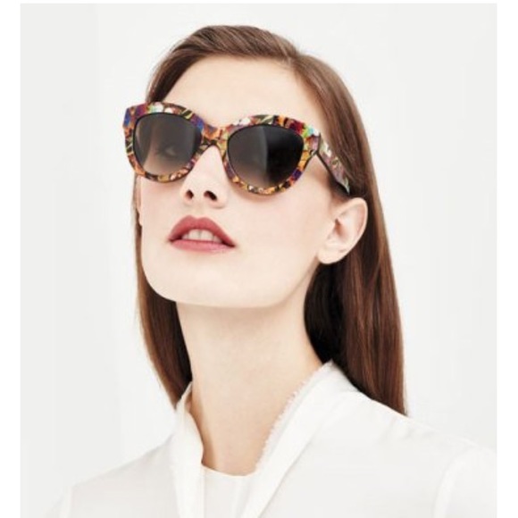 $376 Authentic Valentino sunglasses - Picture 3 of 4