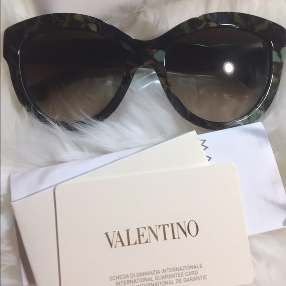 $376 Authentic Valentino sunglasses - Picture 4 of 4