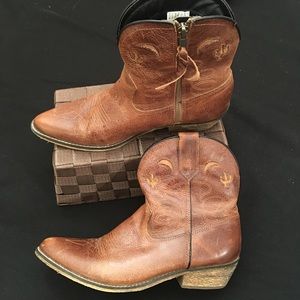 NWOT Dingo Booties Size 9