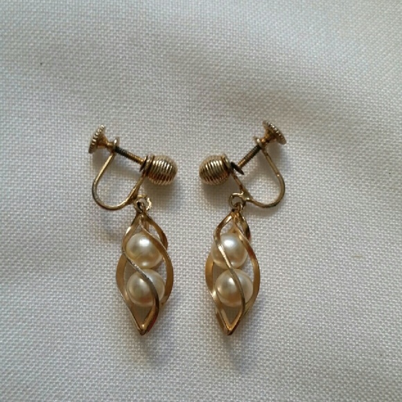 ⭕Gold tone faux pearl screw back earrings