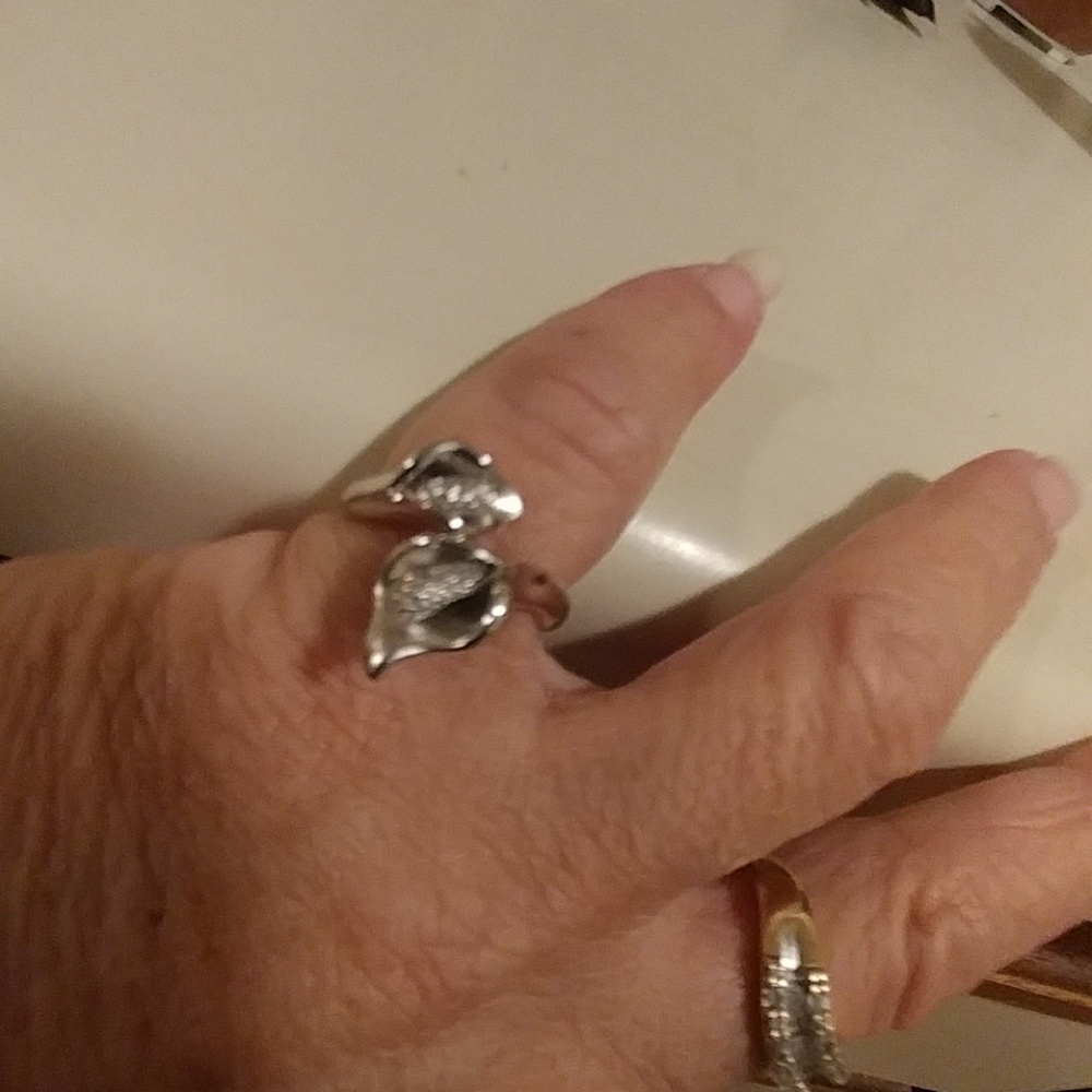 Beautiful catalily ring
