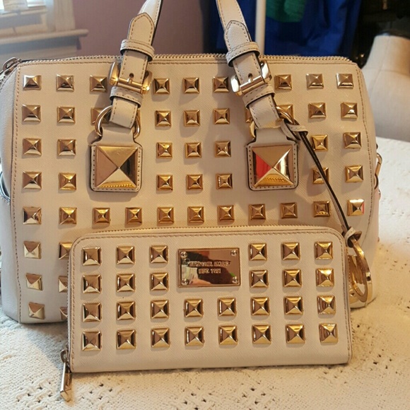 Michael kors. Studded pyramid set