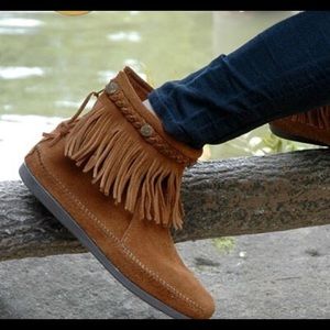 Minnetonka high top back zip fringe bootie size 8!