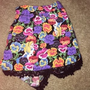 Alice in Wonderland print shorts NWT sz MD