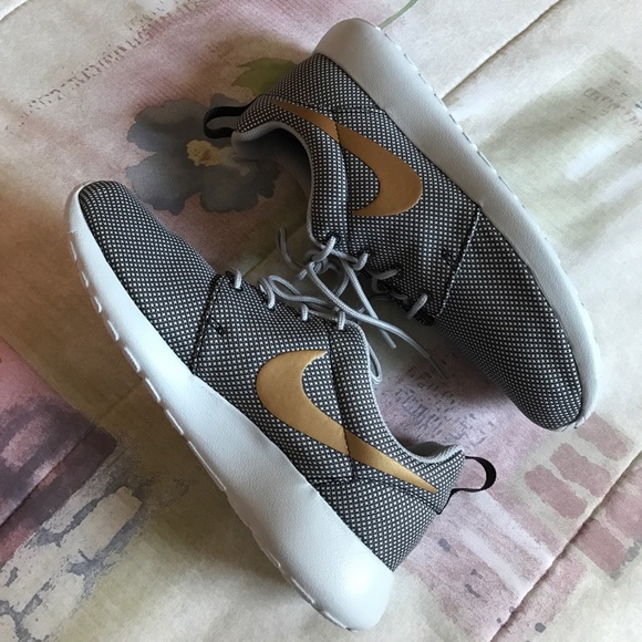 Nike Roshe One Sneakers - Picture 3 of 8