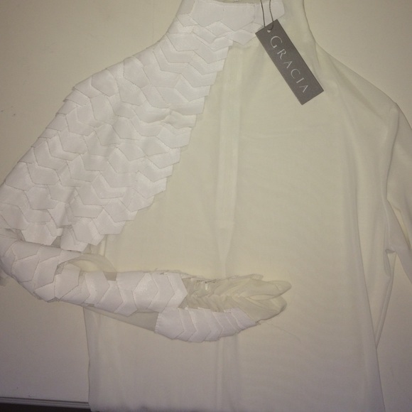 Gracia faux leather one sleeve mesh shirt. Fitted