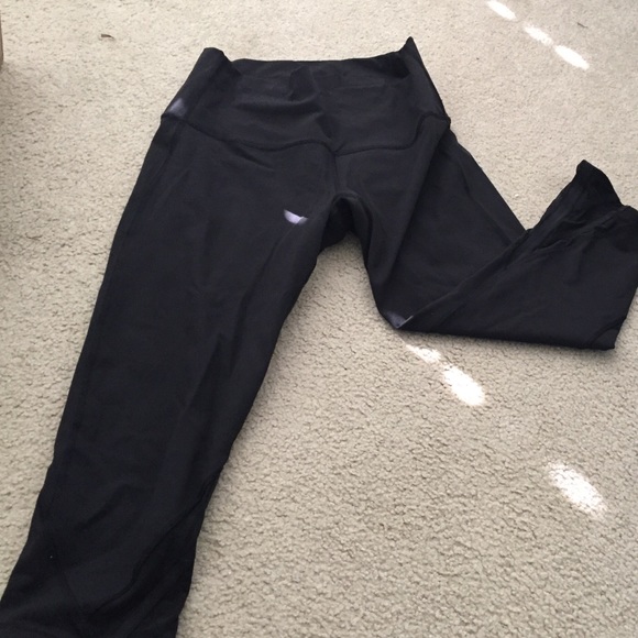 Lululemon essentials rhythm crop!