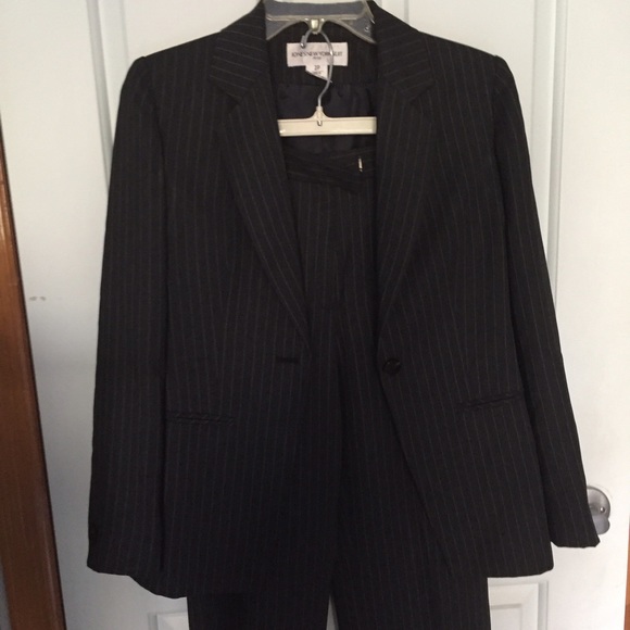 Jones two piece suit - Sz 2 P - Like new; worn 1x