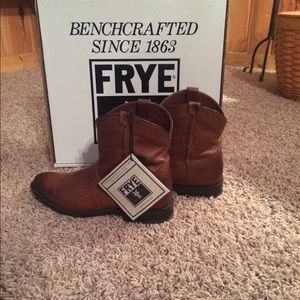 New Frye Wyatt Short sz 7