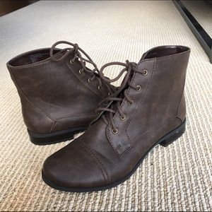 Brown vintage-style bootie