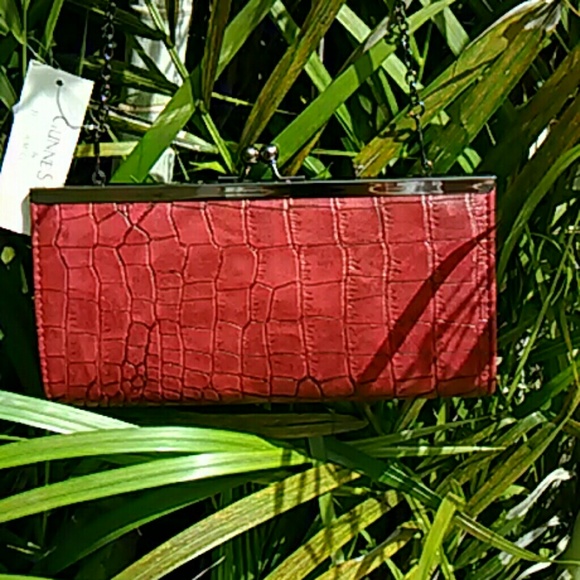 Gunne Sax
Bags - Red Leather Clutch Purse with Chain Gunne Sax
Bags - Red Leather Clutch Purse with Chain