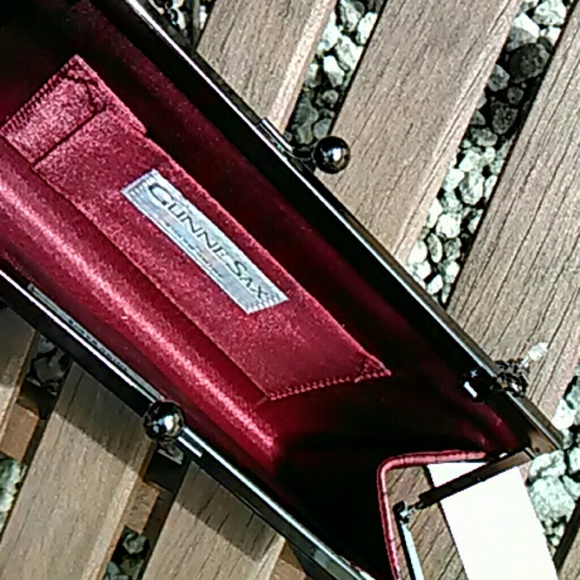 Gunne Sax
Bags - Red Leather Clutch Purse with Chain Gunne Sax
Bags - Red Leather Clutch Purse with Chain