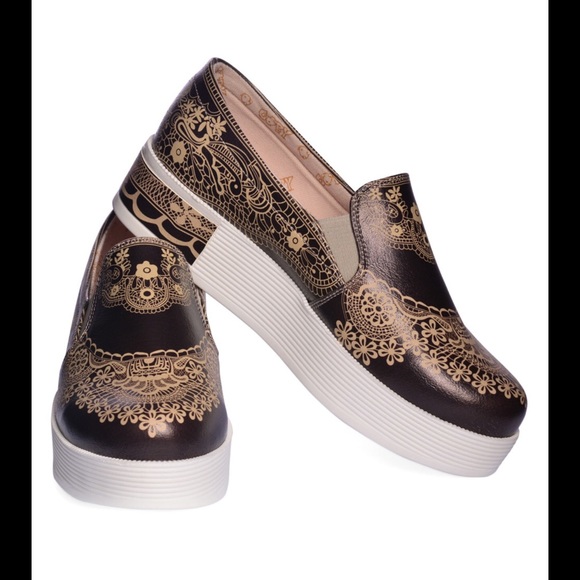 boutique Shoes - HOST PICK🎉HENNA PRINT SLIP-ON PLATFORM SNEAKERS