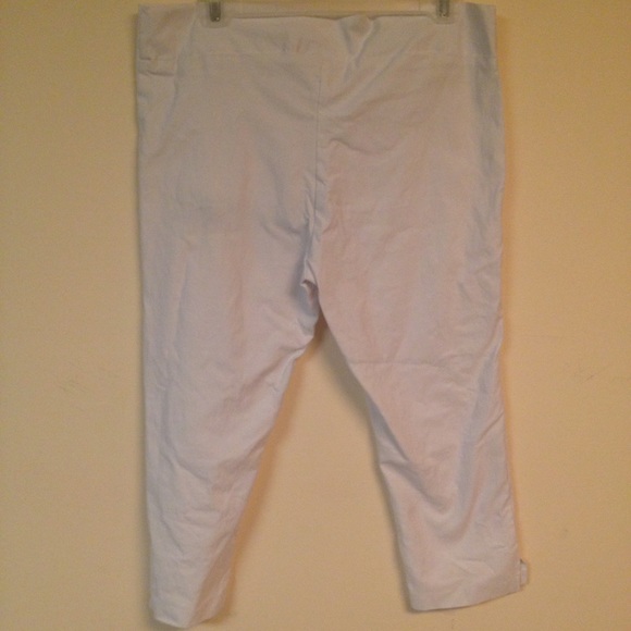 🔴Red Dot Special🔴⬜️White Capri Leggings⬜️ - Picture 3 of 4