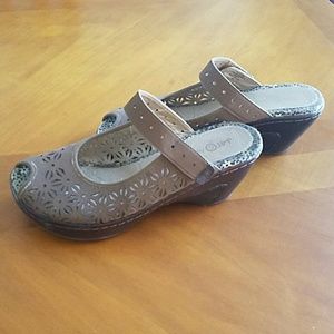 Super cute open toe clogs