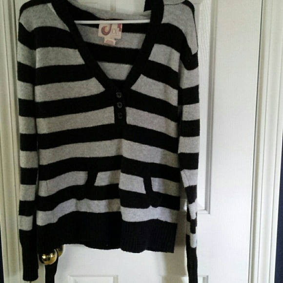 STRIPED HOODED SWEATER