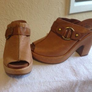 Peep toe leather platform sandals