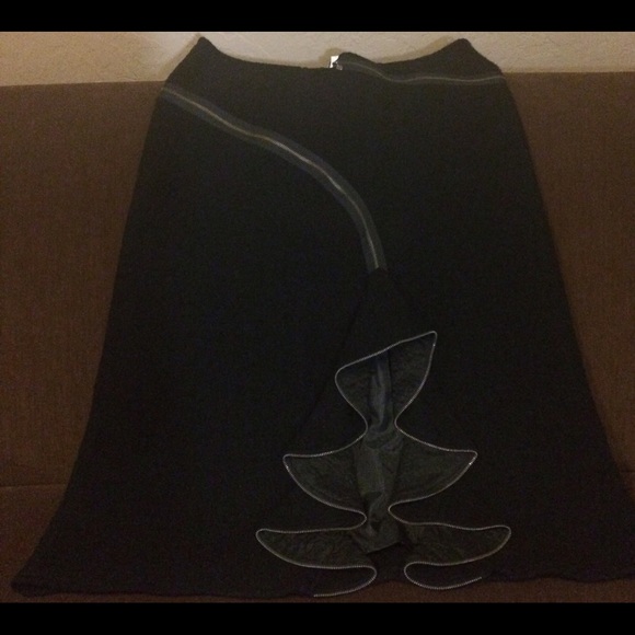 Funky black skirt with zipper detail