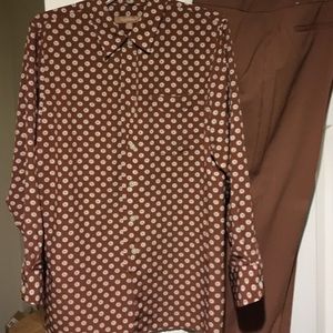 Big shirt and ankle-length slacks.