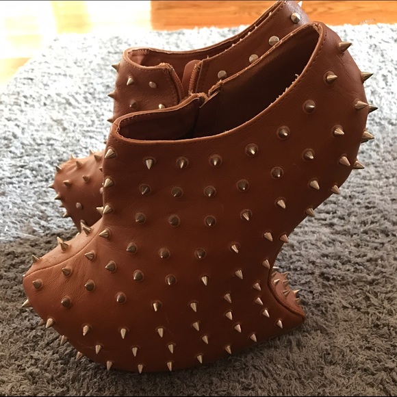 Spikes abstract booties