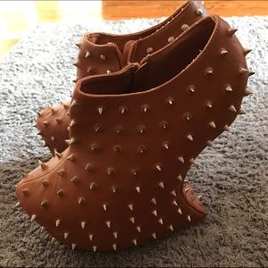 Spikes abstract booties