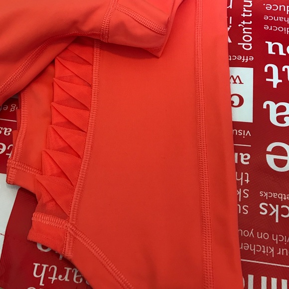 NWT LULULEMON SUNSHINE SALUTATION CROP -- Size 6 - Picture 4 of 4