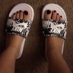 NEW NEW PRICE ✨✨Rare Nike slides, worn once