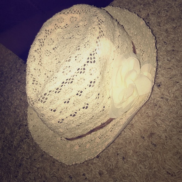 Claire's beige hat with flower