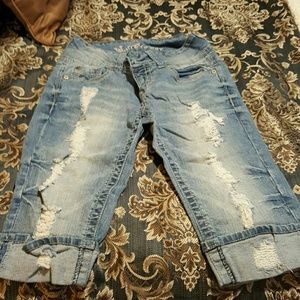 Wallflower distressed Capri jeans