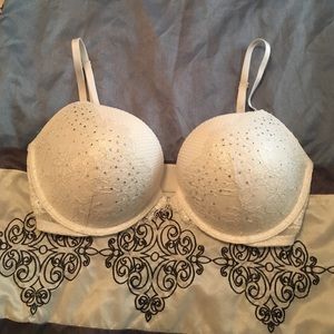 Victoria's Secret white lace PushUp Bra 34DD