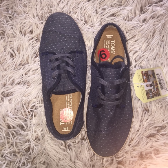 Unisex Toms! Size 6 in women 4 in men!