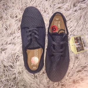 Unisex Toms! Size 6 in women 4 in men!