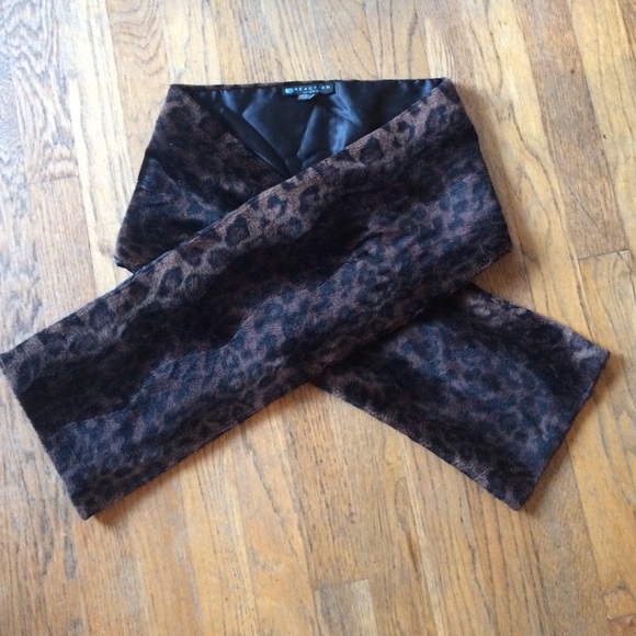 Kenneth Cole Scarf - Picture 1 of 3