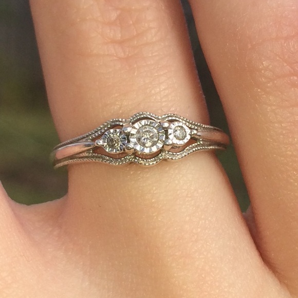 Beautiful 3 stone ring❤️