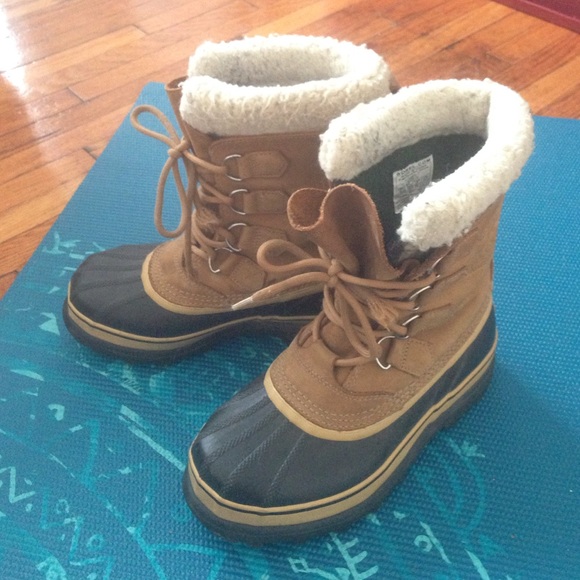 Sorel Caribou Boots - Size 6 (runs big)