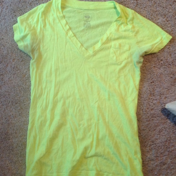 Bright pocket v-neck