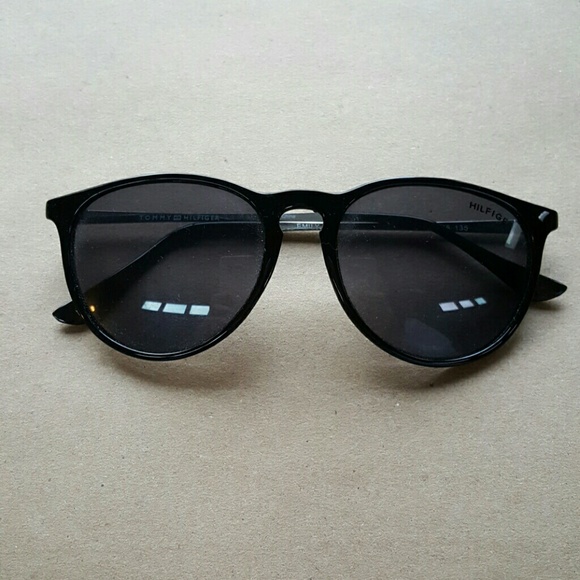 Black round sunglasses