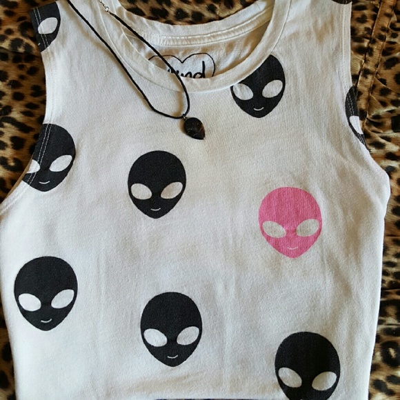 👽 Pink Alien Tank plus free necklace!