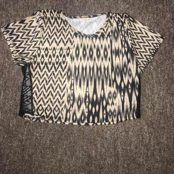 A crop top patterned black and cream