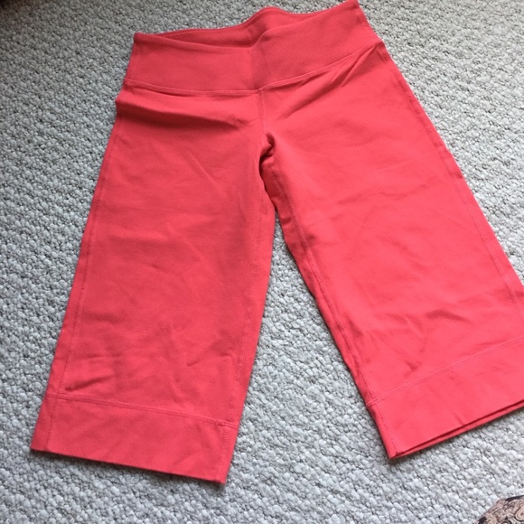 Lululemon wide-leg cropped pants
