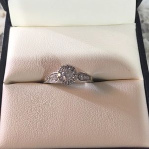 Diamond engagement/promise ring
