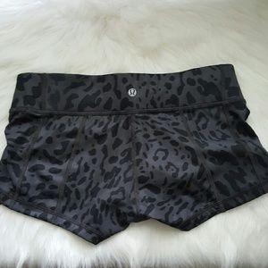 Lululemon Hot Hot Shorts Grey Animal Size 6