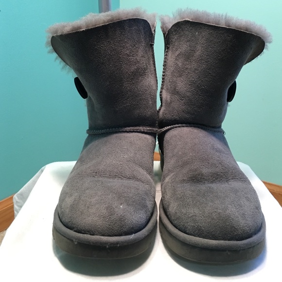 GRAY BAILEY BUTTON UGGS