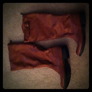Brown boots. Like new. Low heel. Size 6