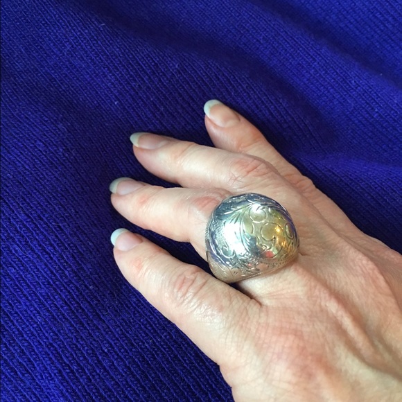 Sterling silver carved, dome ring. - Picture 2 of 4