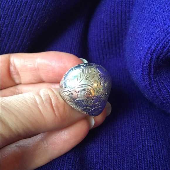 Sterling silver carved, dome ring. - Picture 3 of 4