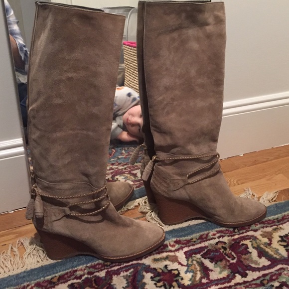 Vanessa Bruno nude suede wedge boots