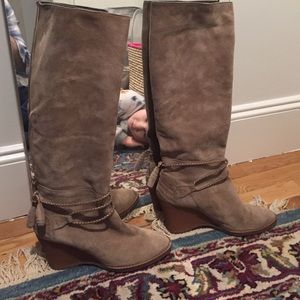 Vanessa Bruno nude suede wedge boots