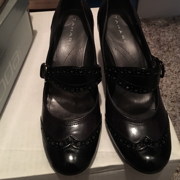 TAHARI PUMPS
