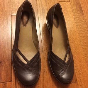Clarks wide heal brown pumps